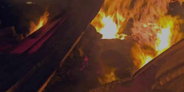 Përfshihet nga flakët një pronë private në Fier, dëme të shumta materiale