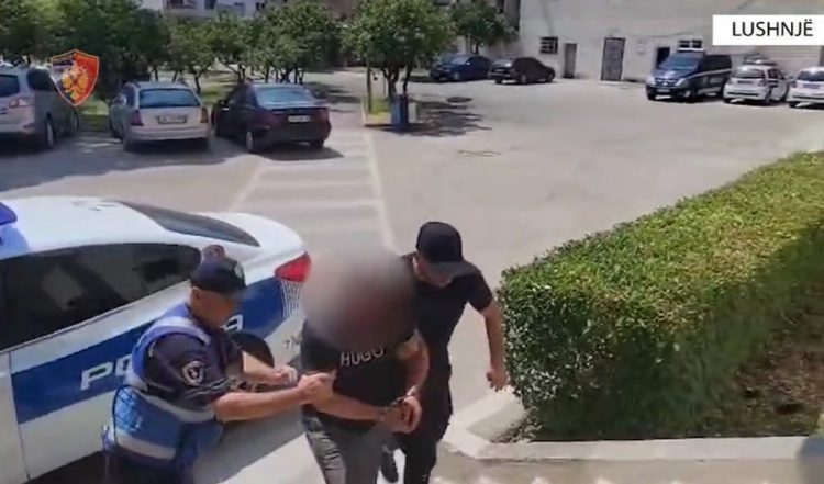 Vodhën 4 motomjete elektrike në Lushnjë, një i arrestuar dhe një i shpallur në kërkim