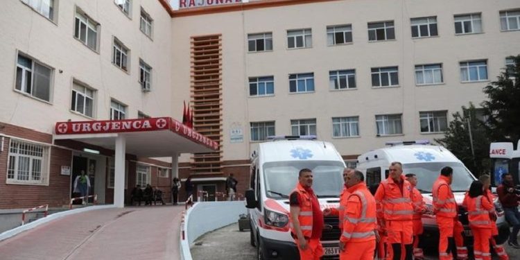 Plagoset me thikë 21-vjeçari në Vlorë, në kërkim autori