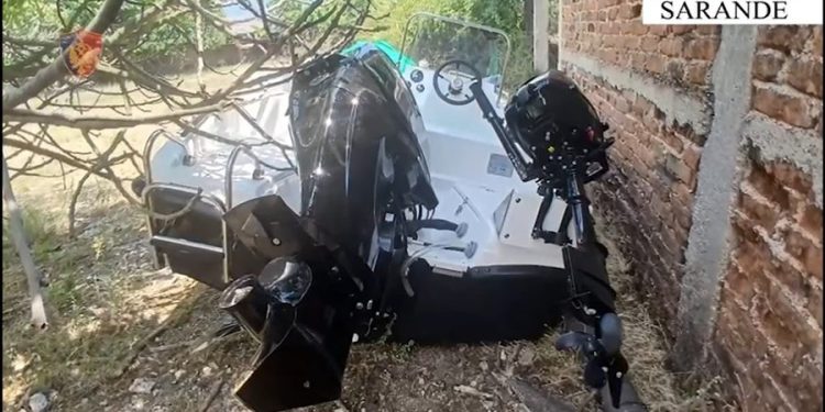 Vodhën një skaf dhe një gomone në Korfuz, një i arrestuar, tre të shpallur në kërkim