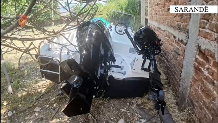 Vodhën një skaf dhe një gomone në Korfuz, një i arrestuar, tre të shpallur në kërkim