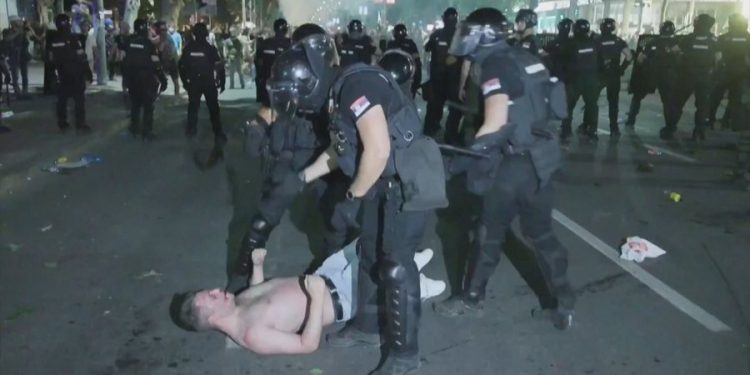 “Nuk përjashtohet përpjekja për nisjen e ndonjë revolucioni”, Rusia ka besim se Vuçiç do t’i shtypë protestat