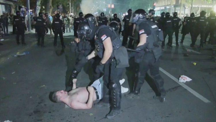 “Nuk përjashtohet përpjekja për nisjen e ndonjë revolucioni”, Rusia ka besim se Vuçiç do t’i shtypë protestat