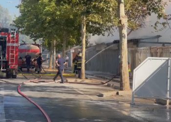 Zjarri në tregun e Durrësit dyshohet se u shkaktua nga një shkëndijë elektrike