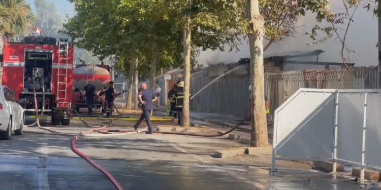 Zjarri në tregun e Durrësit dyshohet se u shkaktua nga një shkëndijë elektrike