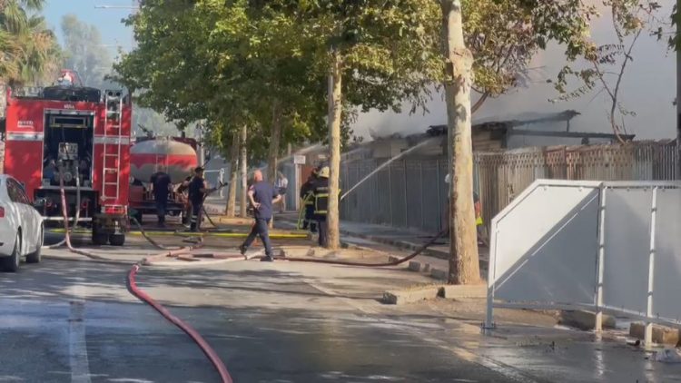 Zjarri në tregun e Durrësit dyshohet se u shkaktua nga një shkëndijë elektrike