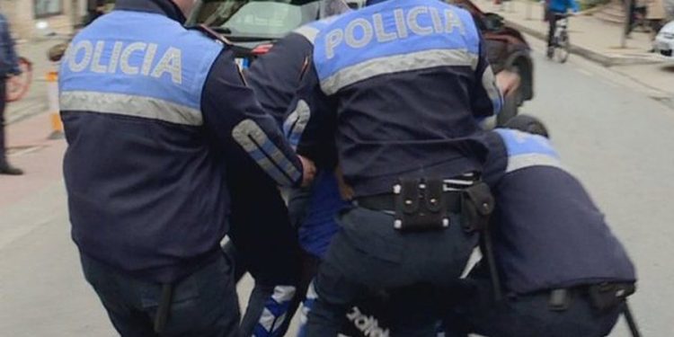 Shfrytëzonin për prostitucion një 38-vjeçare, kapen dy të moshuarit në Tiranë