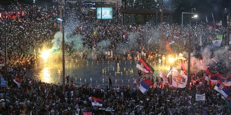 “Nuk ka dorëzim”! Vijojnë protestat në Serbi, flamur me hartën e Kosovës, hiqen barrikadat