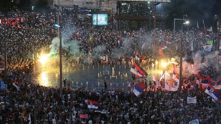 “Nuk ka dorëzim”! Vijojnë protestat në Serbi, flamur me hartën e Kosovës, hiqen barrikadat