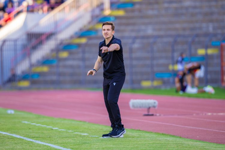 Trajneri ndan rrugët me kombëtaren e moshave, zyrtarizohet “divorci”