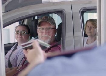 “Edhe shqiptar, edhe grek”: Filmi eksploron përvojën e shqiptarëve të “Gjeneratës B” në Greqi