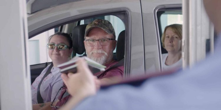 “Edhe shqiptar, edhe grek”: Filmi eksploron përvojën e shqiptarëve të “Gjeneratës B” në Greqi