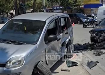 VIDEO / E rëndë në Vlorë! Makina tip Benz godet qëllimisht të riun, ndërhyn polici i rastit