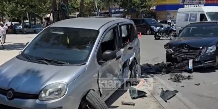 VIDEO / E rëndë në Vlorë! Makina tip Benz godet qëllimisht të riun, ndërhyn polici i rastit