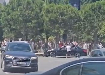 VIDEO / Aksident dhe sherr, Policia publikon pamjet, çfarë ndodhi në Vlorë