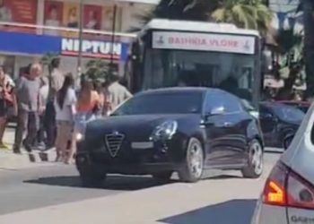 Bllokohet Lungomare, autobusi i linjës urbane përplaset me një veturë