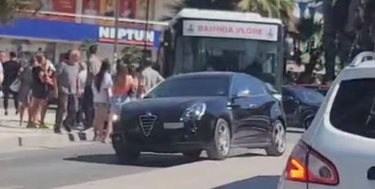 Bllokohet Lungomare, autobusi i linjës urbane përplaset me një veturë
