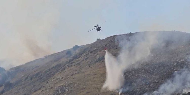 Zjarr në Qeparo, ndërhyn helikopteri “Black Hawk”