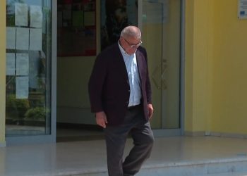 Maturanti 74-vjeçar ia del të marrë diplomën!