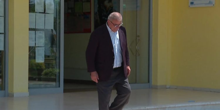 Maturanti 74-vjeçar ia del të marrë diplomën!