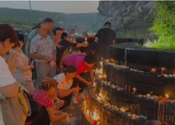 Me lutje në zemër e qirinj në duar, pelegrinazhi i 13 të martave në Kishën e Laçit