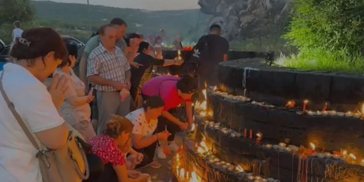 Me lutje në zemër e qirinj në duar, pelegrinazhi i 13 të martave në Kishën e Laçit