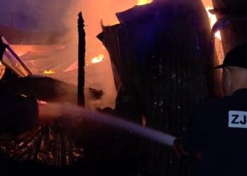 Zjarr i fuqishëm/ Digjen dengje bari dhe një stallë, shpëtohen bagëtitë