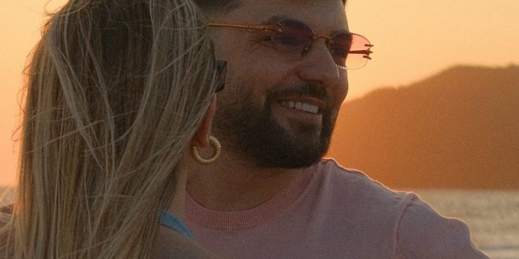 Olsi Bylyku ndan foto me partneren në perëndim, por diçka tjetër tërhoqi vëmendje