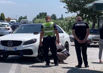 Incidenti në Lezhë/ Policia: I riu i rrezikoi jetën, efektivi qëlloi me armë gomën e mjetit! AMP nis hetimin