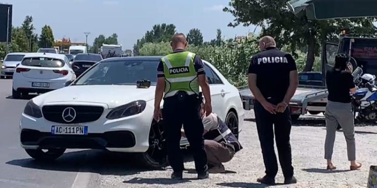 Incidenti në Lezhë/ Policia: I riu i rrezikoi jetën, efektivi qëlloi me armë gomën e mjetit! AMP nis hetimin