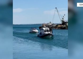 Mjeti i tyre lundrues pësoi defekt përballë ‘Ranës së Hedhun’, policia shpëton dy persona në Shëngjin