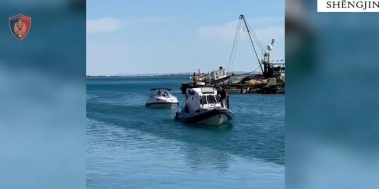 Mjeti i tyre lundrues pësoi defekt përballë ‘Ranës së Hedhun’, policia shpëton dy persona në Shëngjin