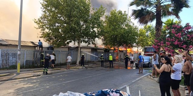 “Për 5 minuta zjarri përfshiu të gjithë tregun”, flasin pronarët e dyqaneve në Durrës
