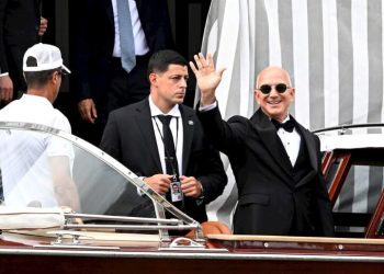 Jeff Bezos në dasmën e shekullit, por një “gabim i vogël” nuk i shpëtoi syrit të stilistëve