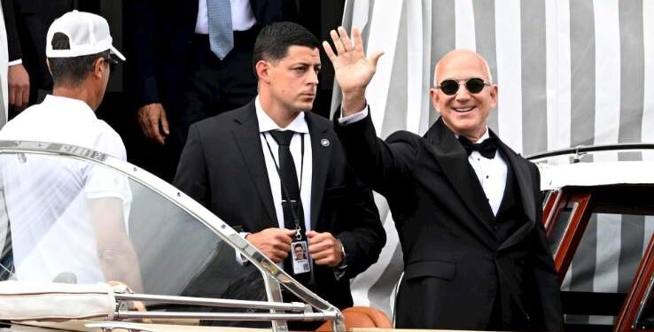 Jeff Bezos në dasmën e shekullit, por një “gabim i vogël” nuk i shpëtoi syrit të stilistëve