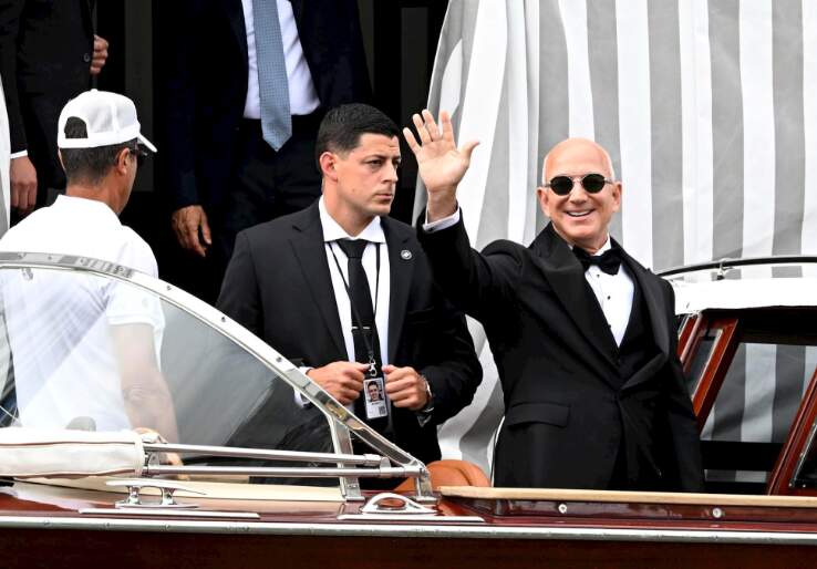 Jeff Bezos në dasmën e shekullit, por një “gabim i vogël” nuk i shpëtoi syrit të stilistëve