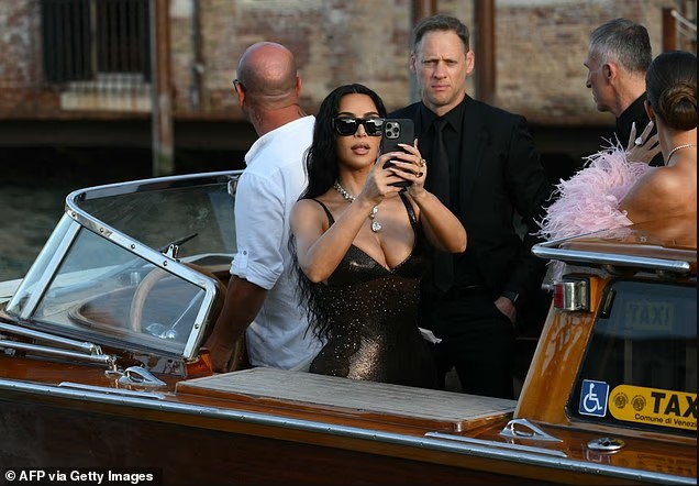 Kim Kardashian “vodhi vëmendjen” në dasmën e Bezos? Ja çfarë bëri që nuk i pëlqeu ndjekësve!