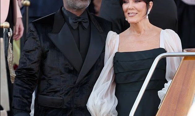 Të qeshura në kamera, tensione në prapaskenë? Çfarë ndodhi mes Kris Jenner dhe Corey Gamble në dasmën miliardere të Jeff Bezos