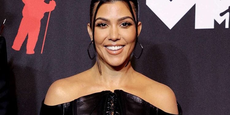 Kourtney Kardashian vlerësohet për mungesën në dasmën e Bezos: E vërtetë dhe me klas