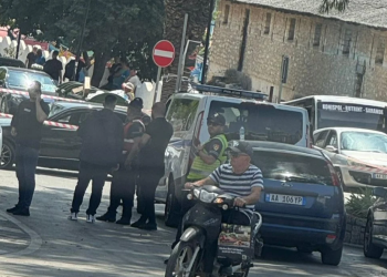 Plagosje në Sarandë! Sherr mes të rinjve, dhunë dhe përplasje makinash