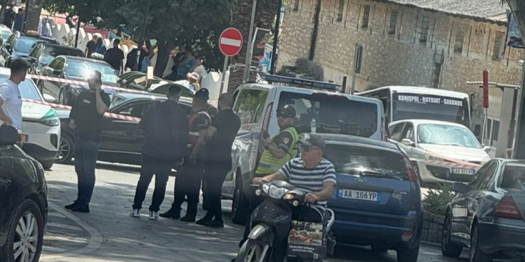 Plagosje në Sarandë! Sherr mes të rinjve, dhunë dhe përplasje makinash