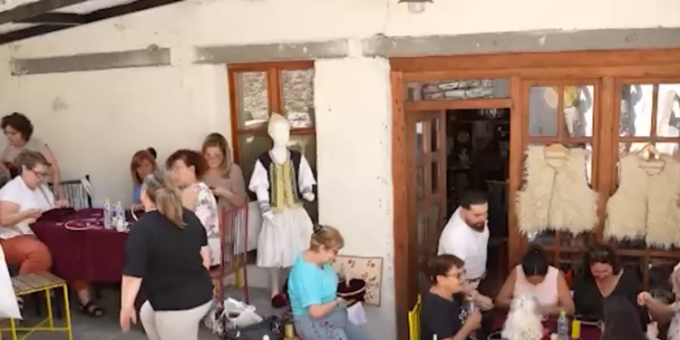 Artizanati tërheq turistët/ Gjirokastër, të huajt duan të njohin trashëgiminë kulturore (VIDEO)
