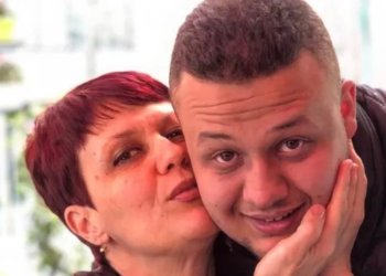 Mësuesja kërkon ndihmë: Burri polici më ndërroi jetë, po më shuhen para syve edhe dy djemtë nga sëmundja e rrallë