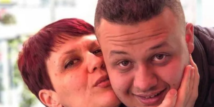 Mësuesja kërkon ndihmë: Burri polici më ndërroi jetë, po më shuhen para syve edhe dy djemtë nga sëmundja e rrallë