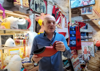 Fevziu në Gjirokastër, e veshin me opinga të kuqe dhe kostumin e Ali Pashë Tepelenës (VIDEO)