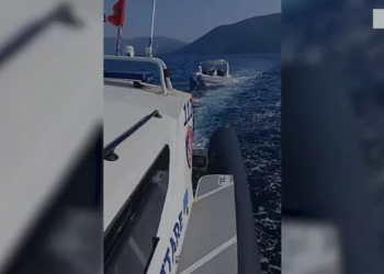 Mbetën në det pasi iu prish skafi, policia shpëton 8 persona në Dhërmi