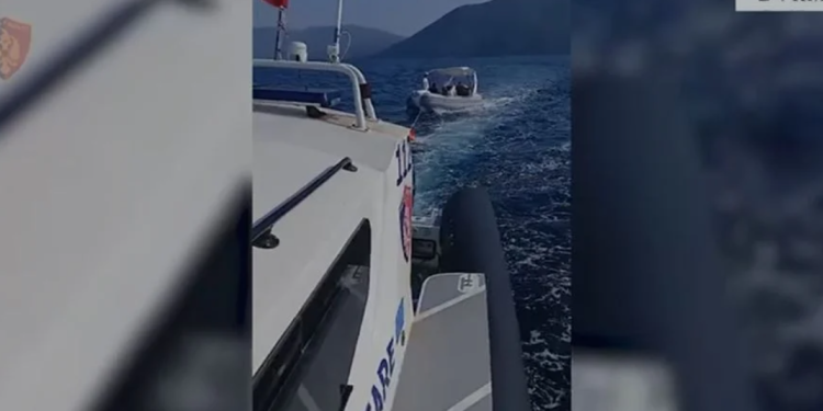 Mbetën në det pasi iu prish skafi, policia shpëton 8 persona në Dhërmi