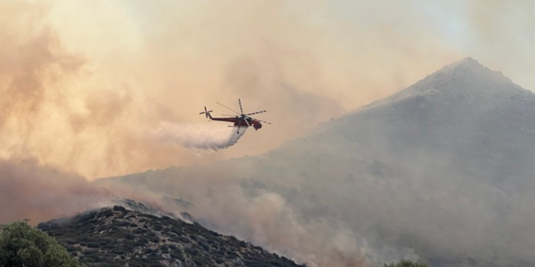 Zjarr i madh pranë Athinës/ Tetë avionë në ndihmë për shuarjen e flakëve