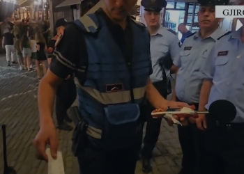 Me aparat në duar për zhurmat, policia “mësyn” në lokalet e Pazarit të Gjirokastrës (VIDEO)