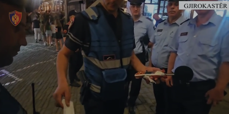 Me aparat në duar për zhurmat, policia “mësyn” në lokalet e Pazarit të Gjirokastrës (VIDEO)